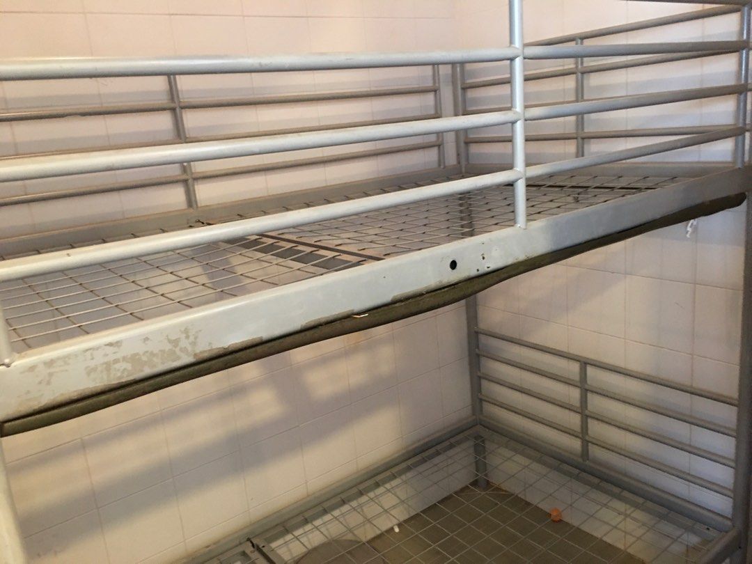 Metal double bunk bed, 傢俬＆家居, 傢俬, 床架及床褥 Carousell