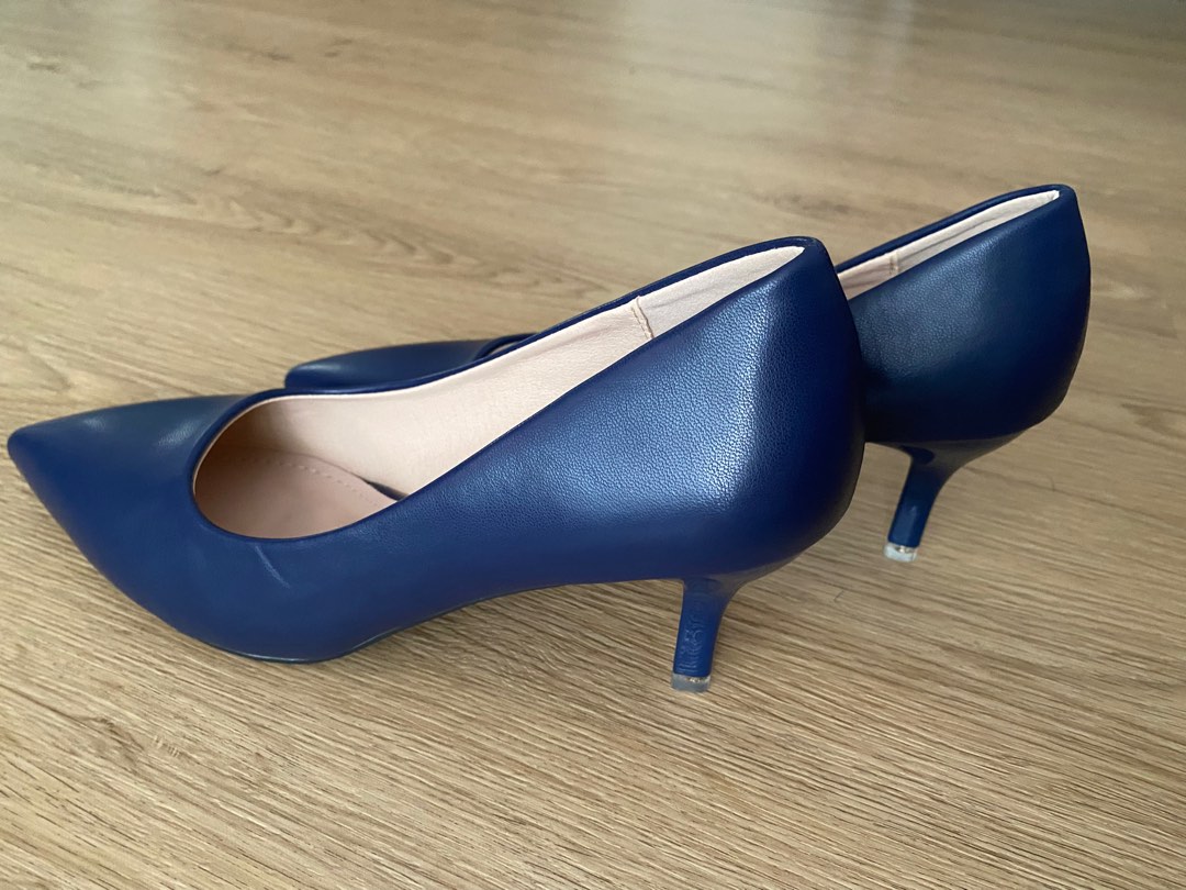 Navy blue pumps/ heels, Women's Fashion, Footwear, Heels on Carousell