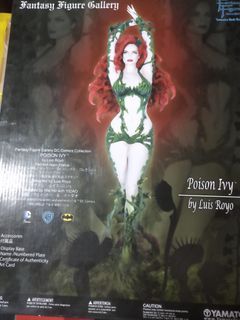 Poison Ivy statues (Exclusive)