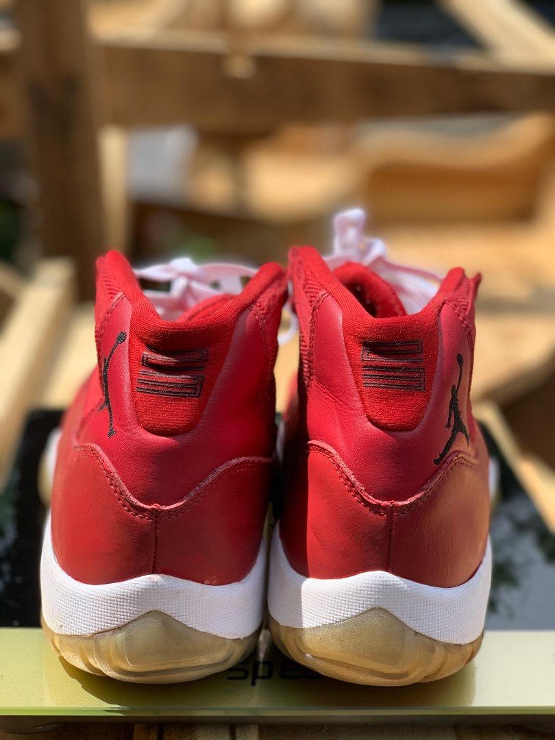 Sepatu basket online nike warna merah