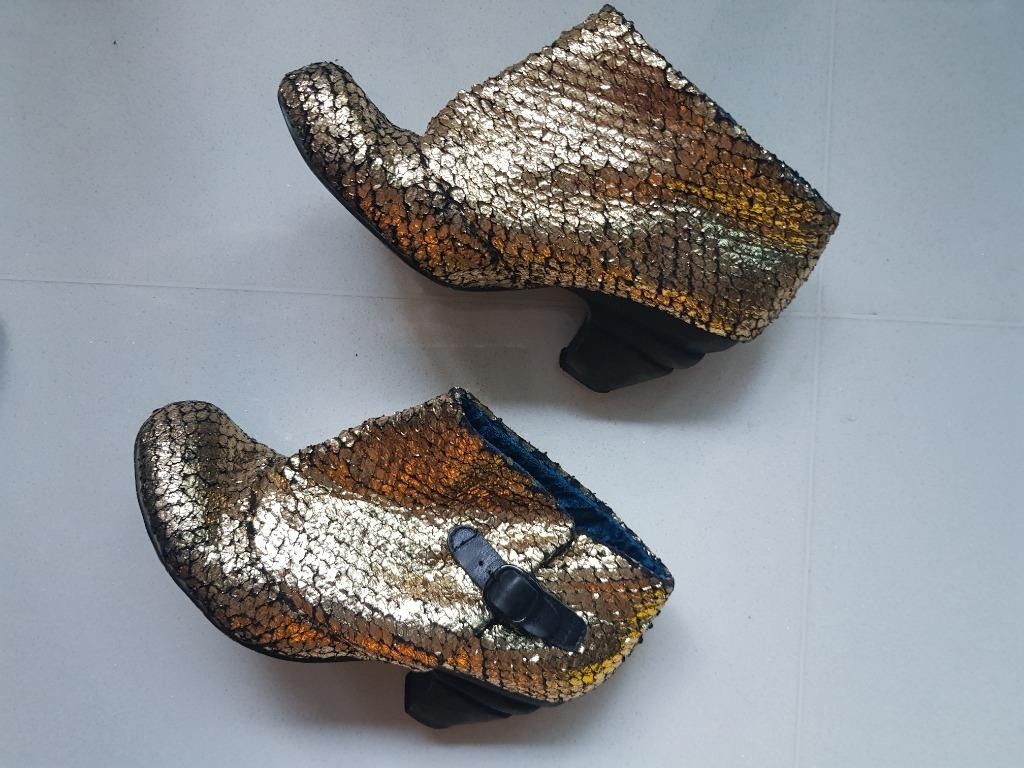 Snake style shoes in gold color