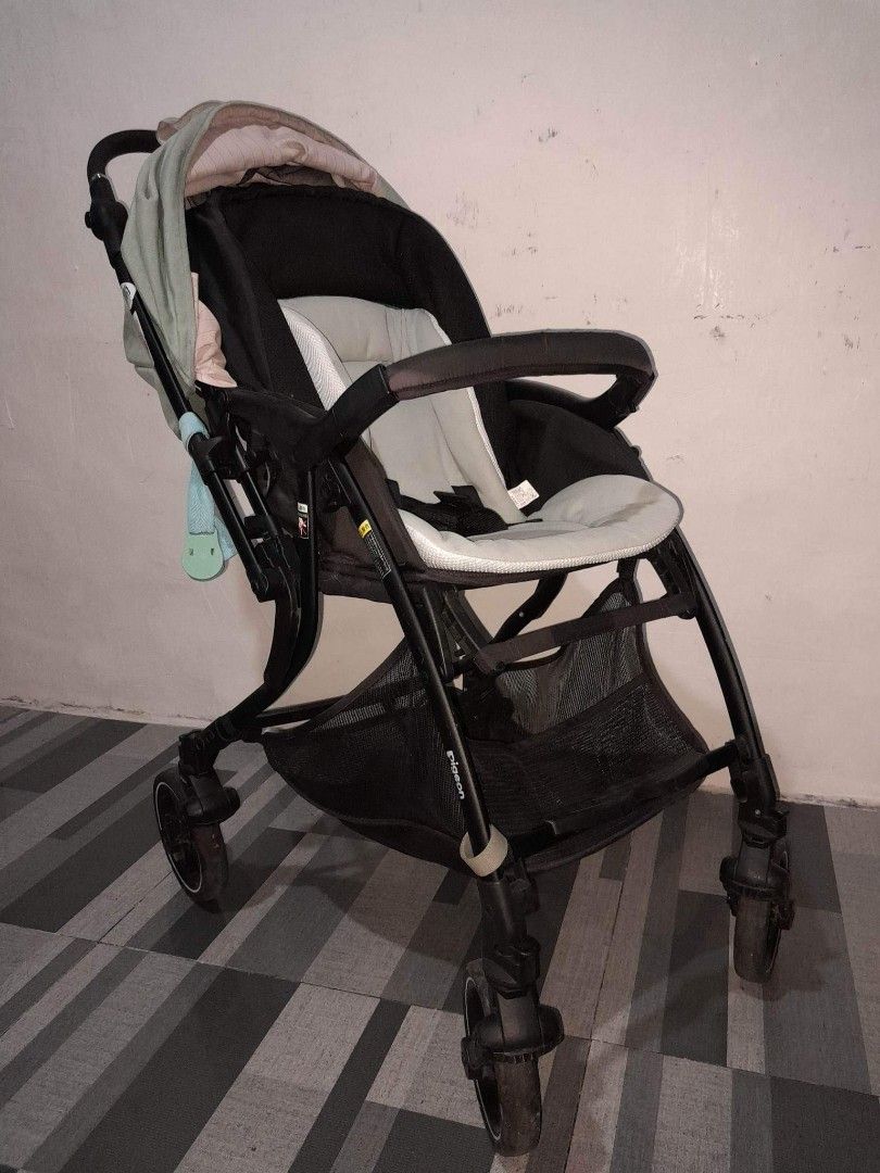Stroller pigeon brand (Category: Strollers) located in Caloocan City. Submitted by Unicoijo02 (Listing ID 1201348820, Image 3). Description: fully recline reversible handle.