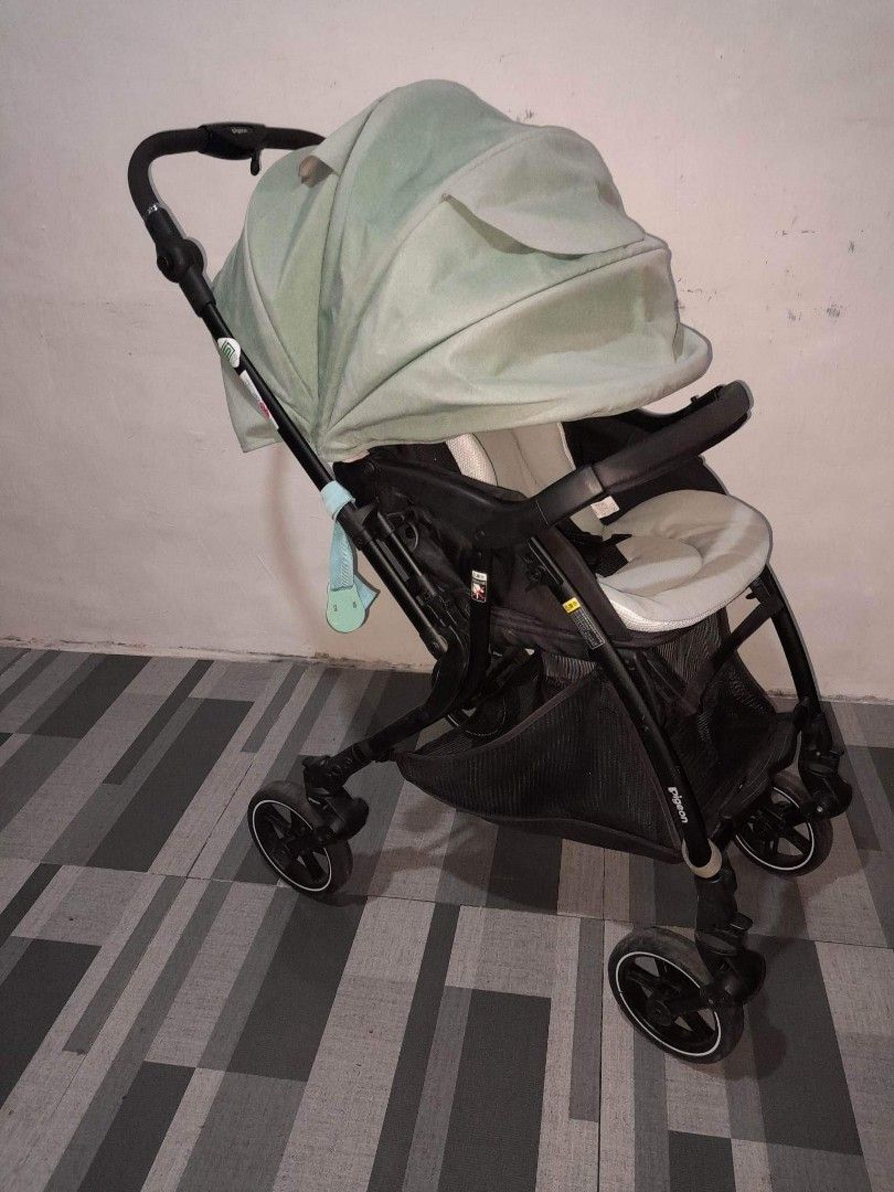 Stroller pigeon brand (Category: Strollers) located in Caloocan City. Submitted by Unicoijo02 (Listing ID 1201348820, Image 1). Description: fully recline reversible handle.