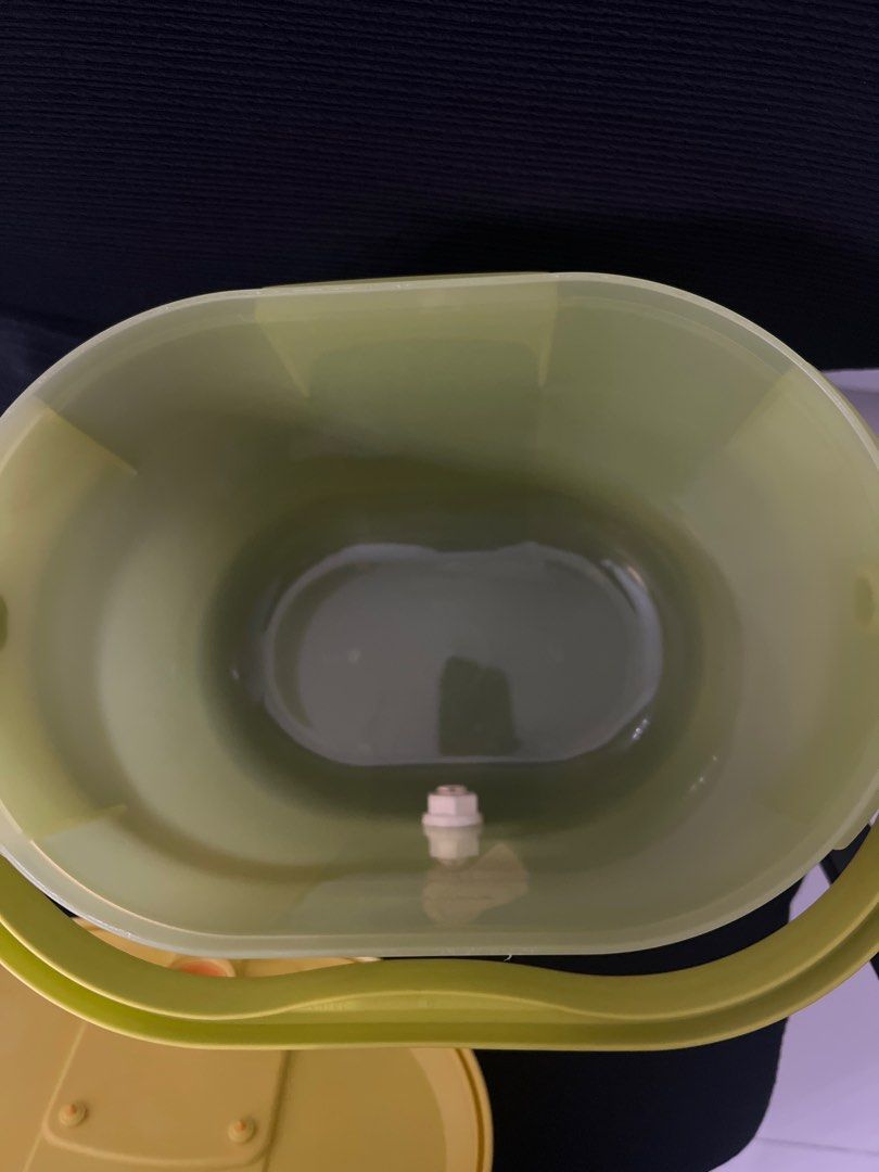 Tupperware (Category: Pitchers & Dispensers) located in Singapore. Submitted by agape_r (Listing ID 1201373822, Image 3). Description: Tupperware dispenser. Not using so sell it cheap.