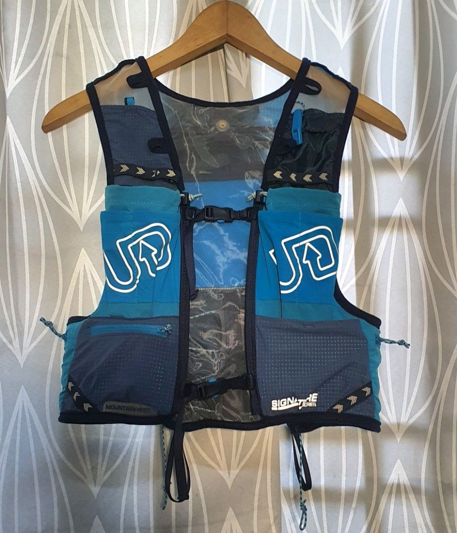 ULTIMATE DIRECTION Mountain Vest 4.0 Trail Running Pack Signature
