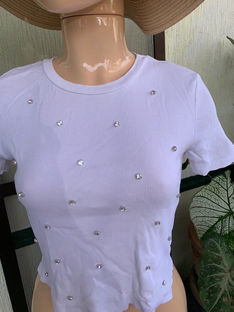Zara crop (Category: Blouses) located in Manila. Submitted by marieljayeah (Listing ID 1201384472, Image 2). Description: w unnoticeable hole.