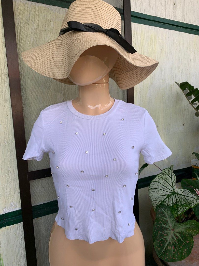 Zara crop (Category: Blouses) located in Manila. Submitted by marieljayeah (Listing ID 1201384472, Image 3). Description: w unnoticeable hole.