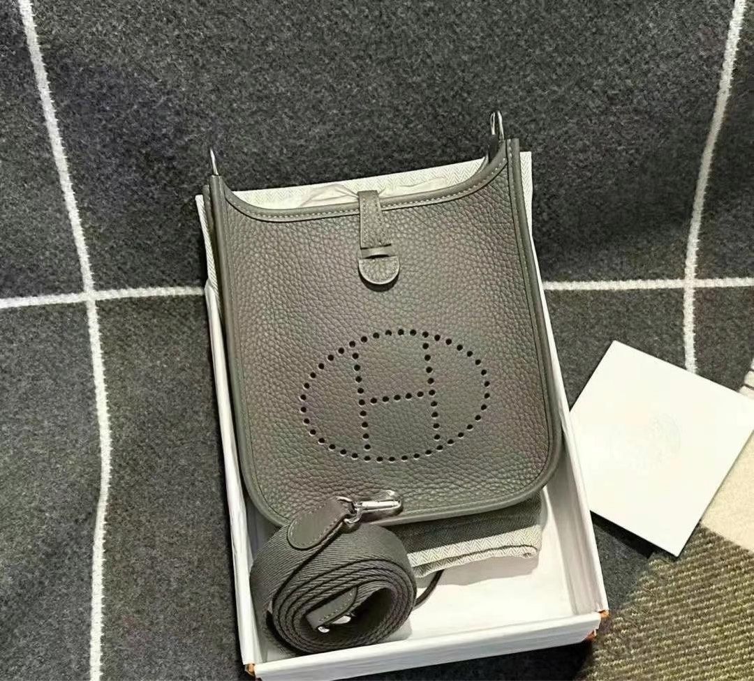 全新 Hermes Mini Evelyne 積雨雲灰 銀扣color 0L phw stamp U, 名牌, 手袋及銀包 - Carousell