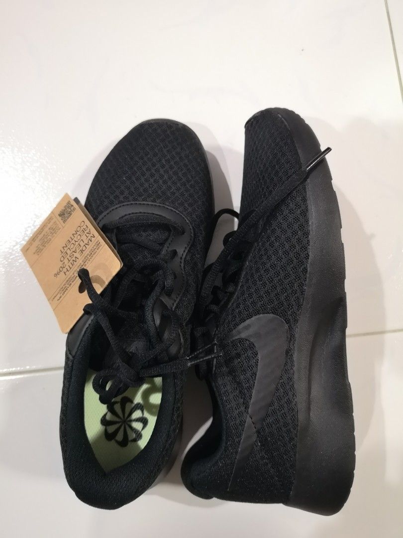 All black nike tanjun women's hot sale