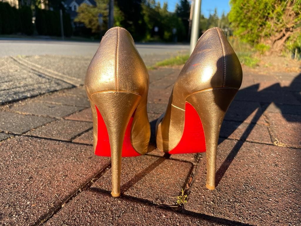 Christian louboutin 2024 gold pumps