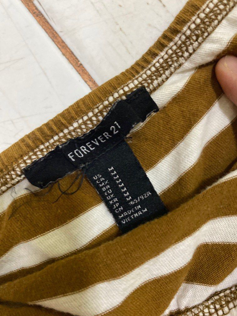 Forever 21 Off Shoulder Longsleeves (Category: Longsleeves) located in Manila. Submitted by sunstarshop (Listing ID 1201548743, Image 2). Description: never used size medium.