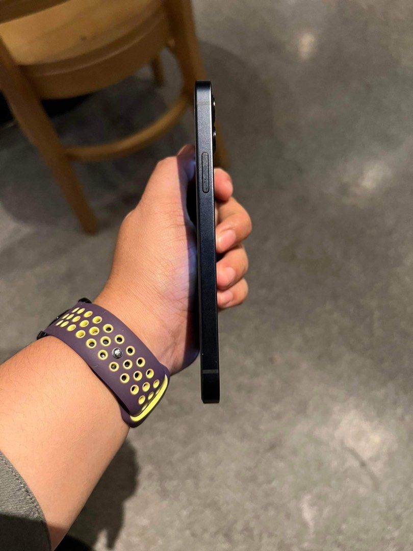 Iphone 12 (Category: iPhone 12 Series) located in Mandaluyong City. Submitted by impulsiveBuyer10 (Listing ID 1201565151, Image 3). Description: Globe lock Mandaluyong area Ear piece not working Face id not working.