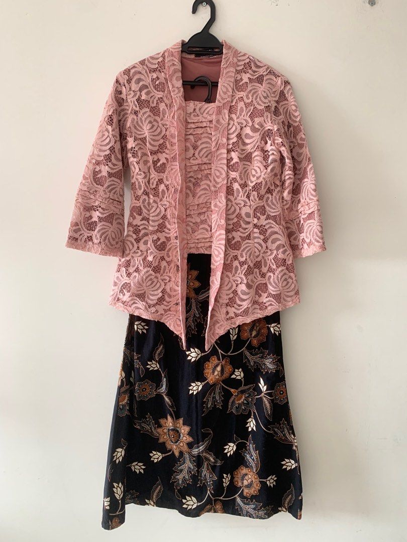 Kebaya batik indonesia, Women's Fashion, Muslimah Fashion, Baju Kurung ...