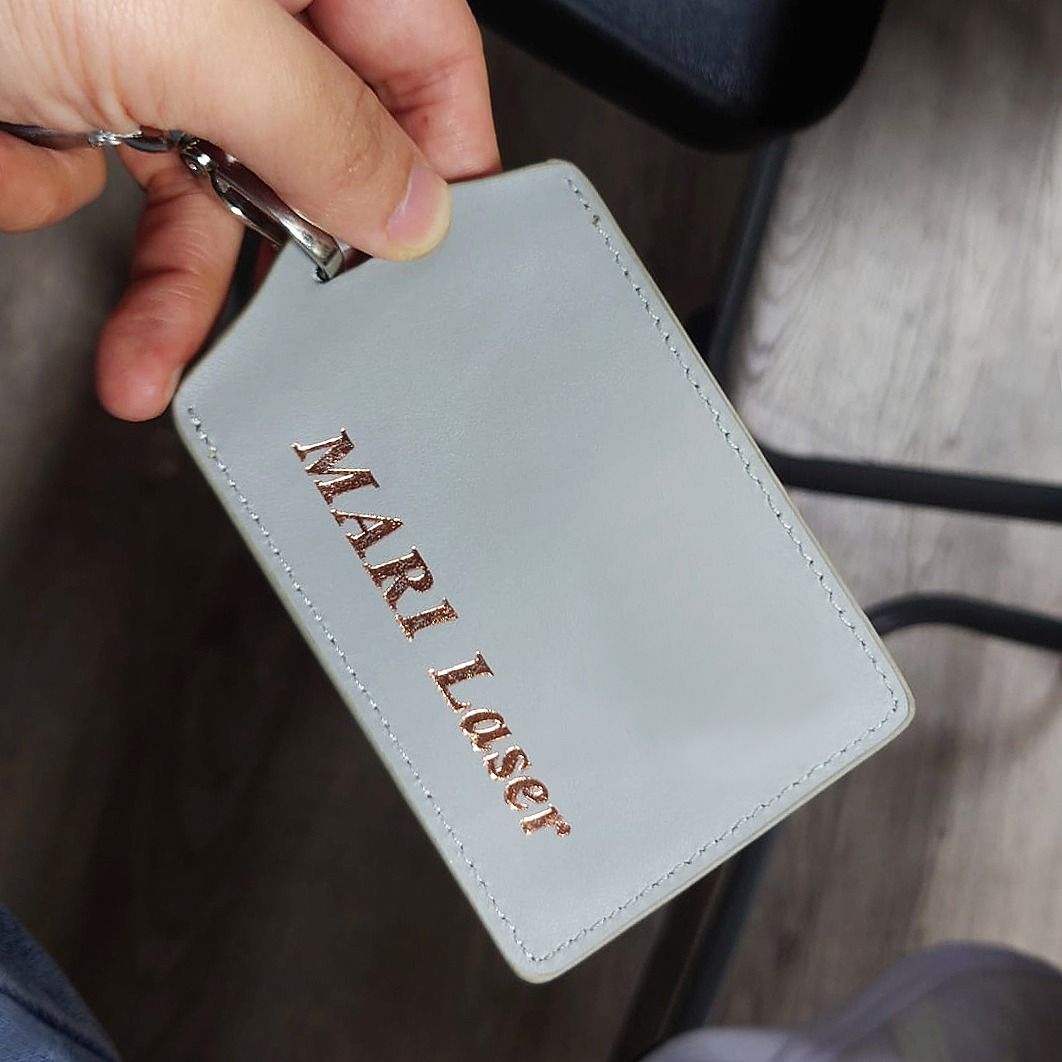 [Laser Print 燙金 定製] 兄弟禮物 時尚 窗口款 門卡 證件 皮卡套 Smart Casuel Key Card Leather Card Holder 男女 情人節 送禮 - 橫版 Horizontal （分類：銀包、卡片套）位於 Hong Kong。 由 marilaser 提交（商品編號 1142634343，圖片 2）。簡介： 兄弟禮物 時尚 窗口款 門卡 證件 皮卡套 -橫版 Smart Casuel Key Card Leather Card Holder - Horizontal 直版於下方連結 Straight version at below link: https://carousell.app.link/3g6Ye6KLXtb 物料: 卡套 Card Holder : 真皮 Leather ; 掛繩 lanyard : 尼龍 Nylon 顏色: 啡 Brown / 藍 Blue / 黑 Black / 灰 Grey 尺寸: 104mm X 80mm (