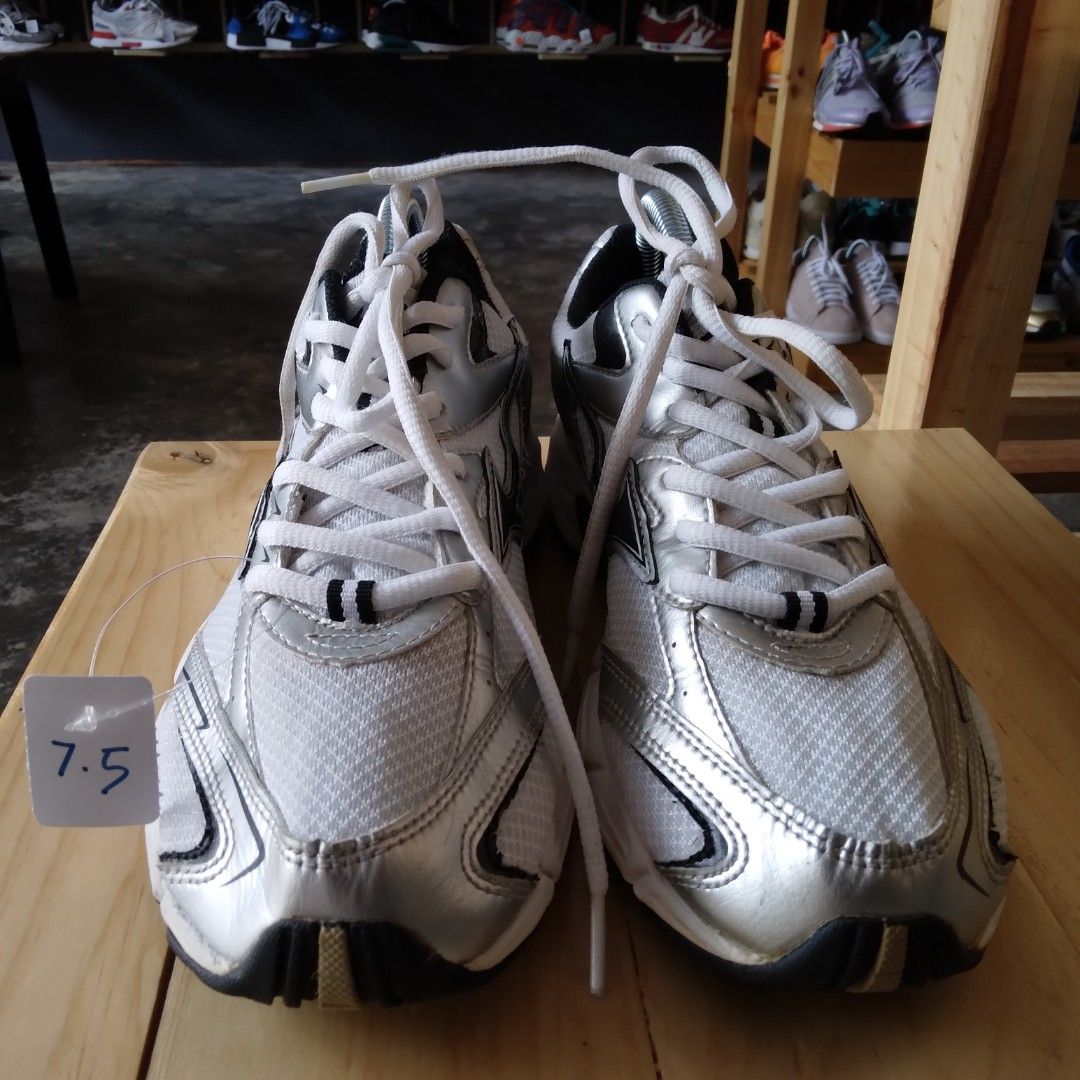 Mizuno vs online 1 running shoes