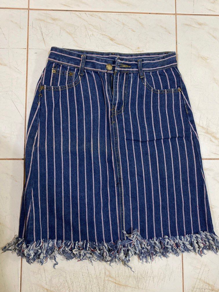 Printed Denim Skirt (Category: Skirts) located in Manila. Submitted by sunstarshop (Listing ID 1201546316, Image 1). Description: size small 27-29 never used.