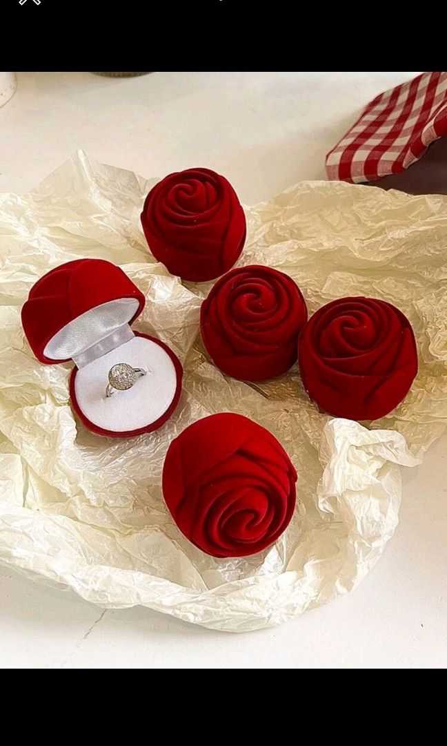 Engagement ring hotsell holder rose