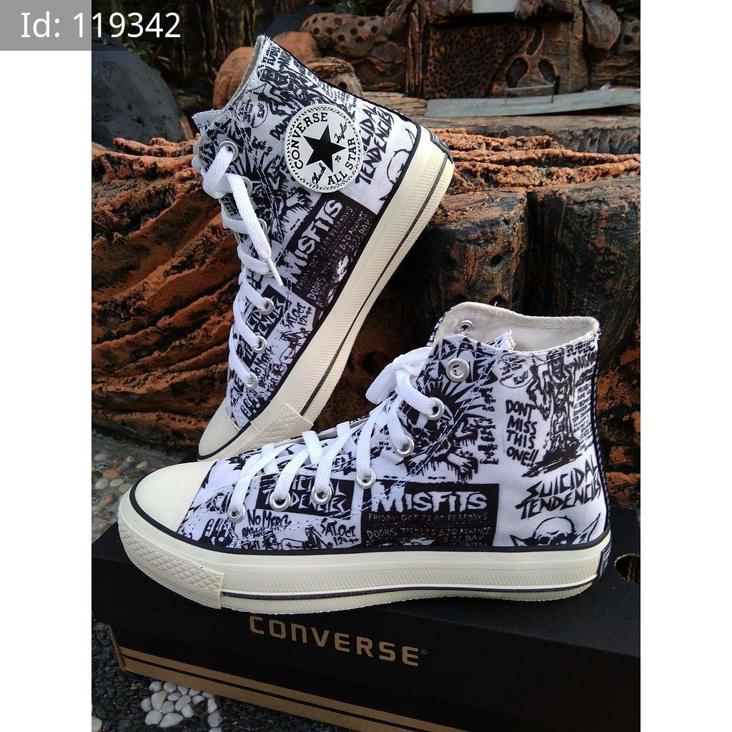 Sepatu sneaker converse motif pria