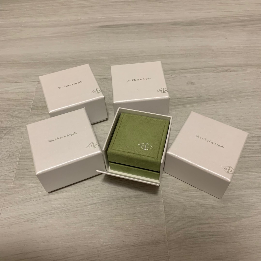 Vca Box VCA box Van Cleef & Arpels 梵克雅寶頸鏈盒, 名牌, 飾物及配件 - Carousell