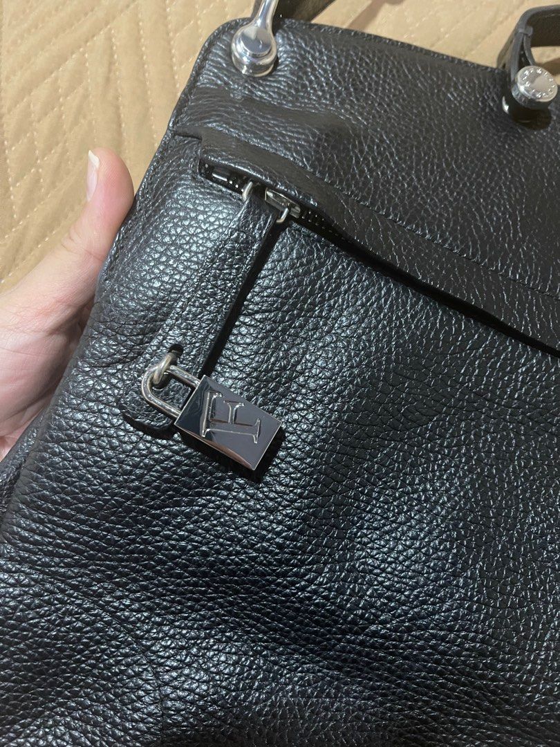 100% Authentic Furla Bag (Category: Cross-body Bags) located in Cebu City. Submitted by chatty124 (Listing ID 1201653137, Image 2). Description: RFS: Decluttering Dimensions: 12 inches x 14 inches x 3 inches.