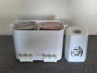 全新潄口杯兩只及自動擠牙膏器一套