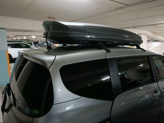 Car roof storage box with racking