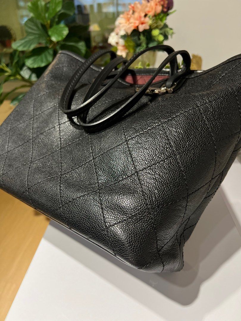 Chanel large zipped shopping bag deals