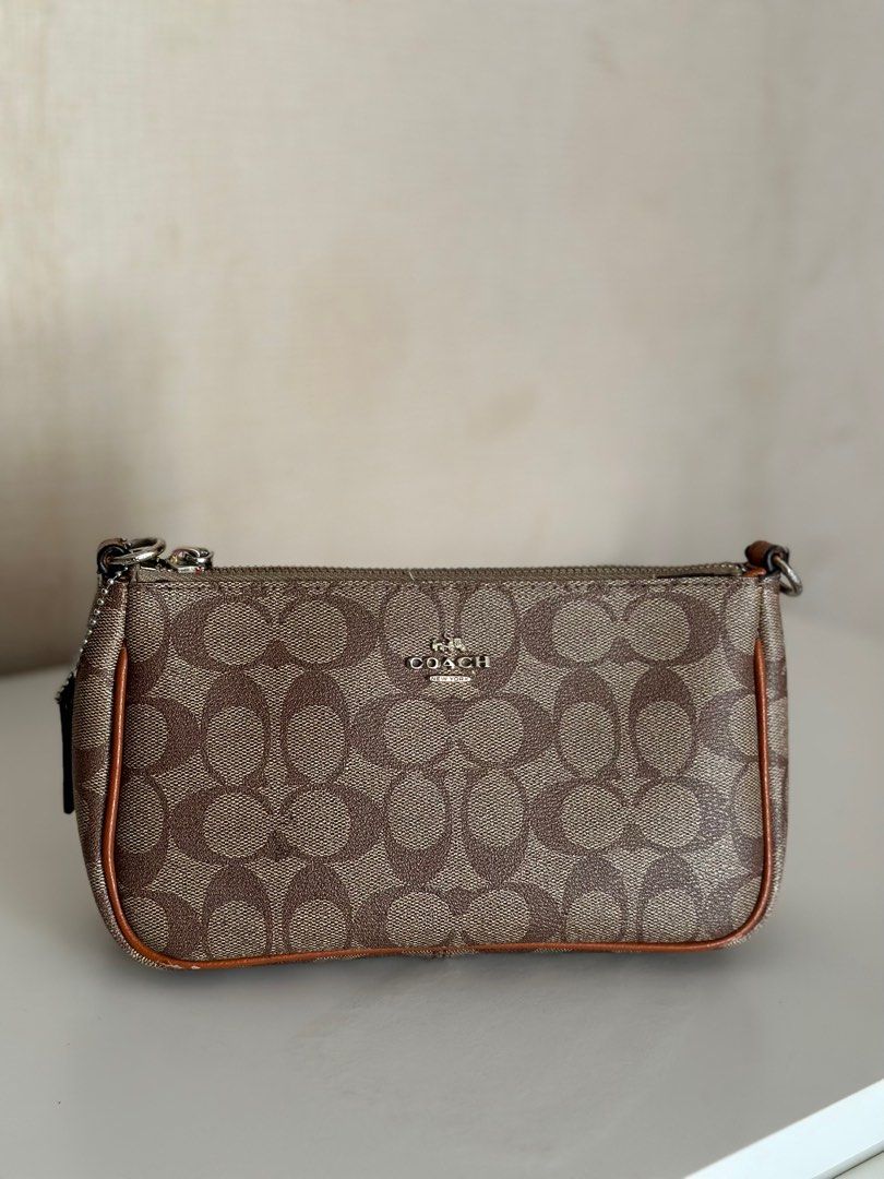 Coach Crossbody bag (Category: Luxury Bags & Wallets) located in Manila. Submitted by declutteringggstuff (Listing ID 1201663706, Image 1). Description: .