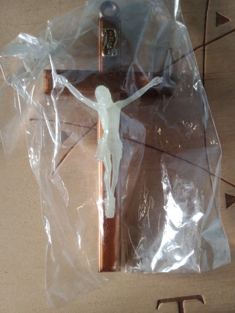 Crucifix Jesus Relic Holy Land Rome with free pouch and door hang crucifix, Hobbies & Toys