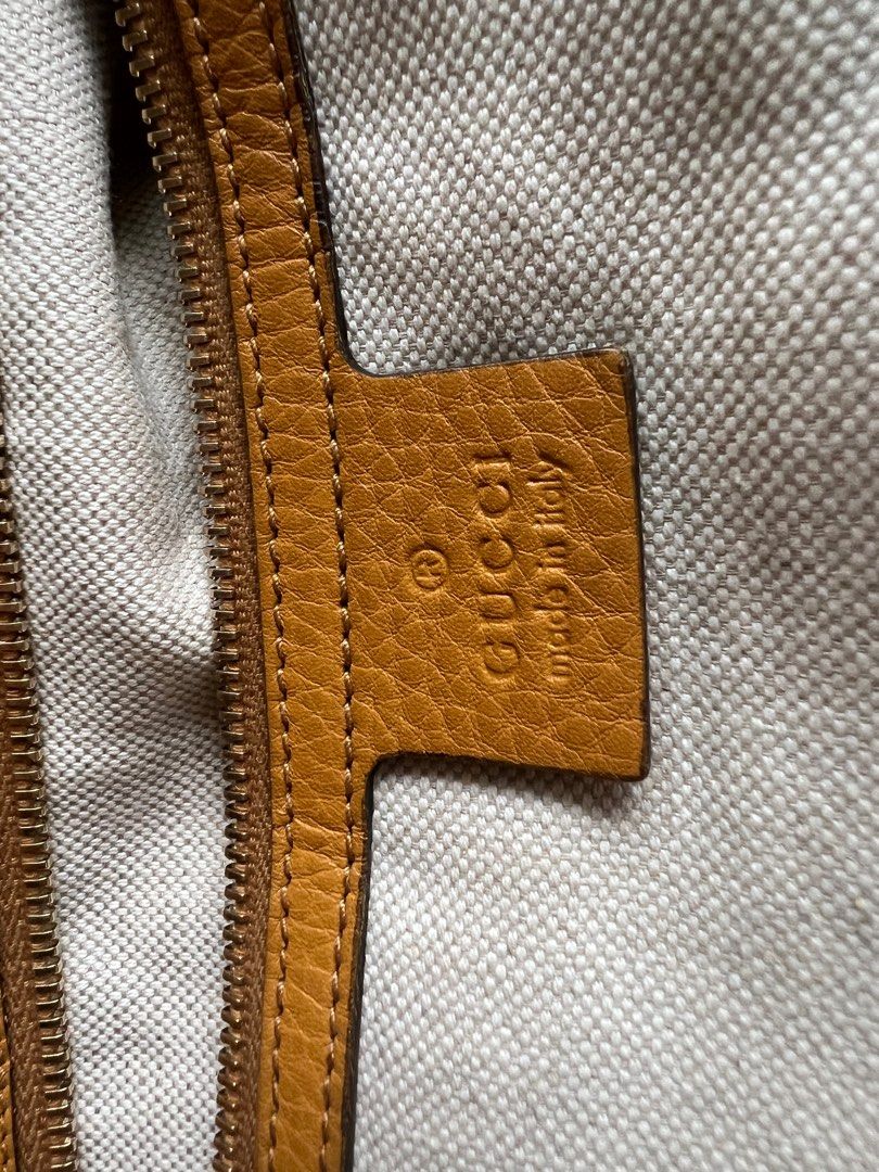 GUCCI authentic (Category: Tote Bags) located in Singapore. Submitted by ilovesg33 (Listing ID 1201696713, Image 4). Description: Cracks in handle lining, small stain can wash check the photos Dimensions: 46 width (zipper) 30 height.