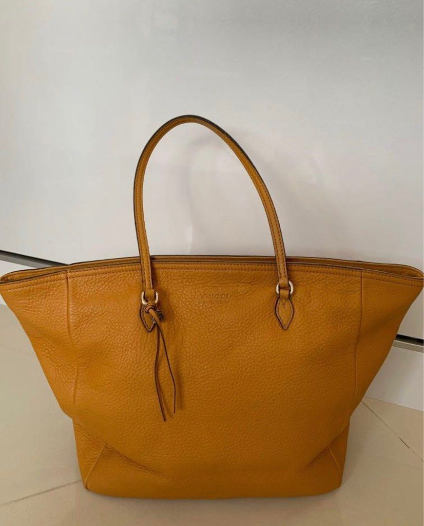 GUCCI authentic (Category: Tote Bags) located in Singapore. Submitted by ilovesg33 (Listing ID 1201696713, Image 1). Description: Cracks in handle lining, small stain can wash check the photos Dimensions: 46 width (zipper) 30 height.