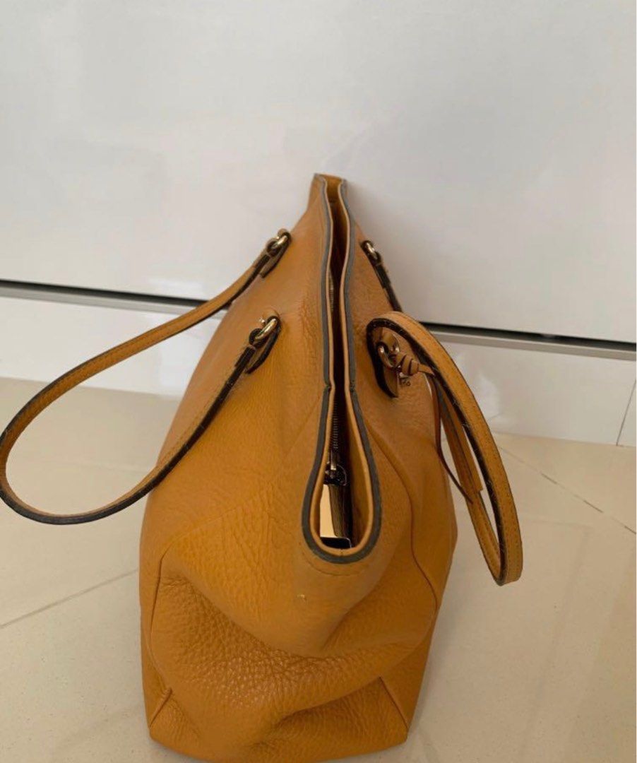 GUCCI authentic (Category: Tote Bags) located in Singapore. Submitted by ilovesg33 (Listing ID 1201696713, Image 2). Description: Cracks in handle lining, small stain can wash check the photos Dimensions: 46 width (zipper) 30 height.