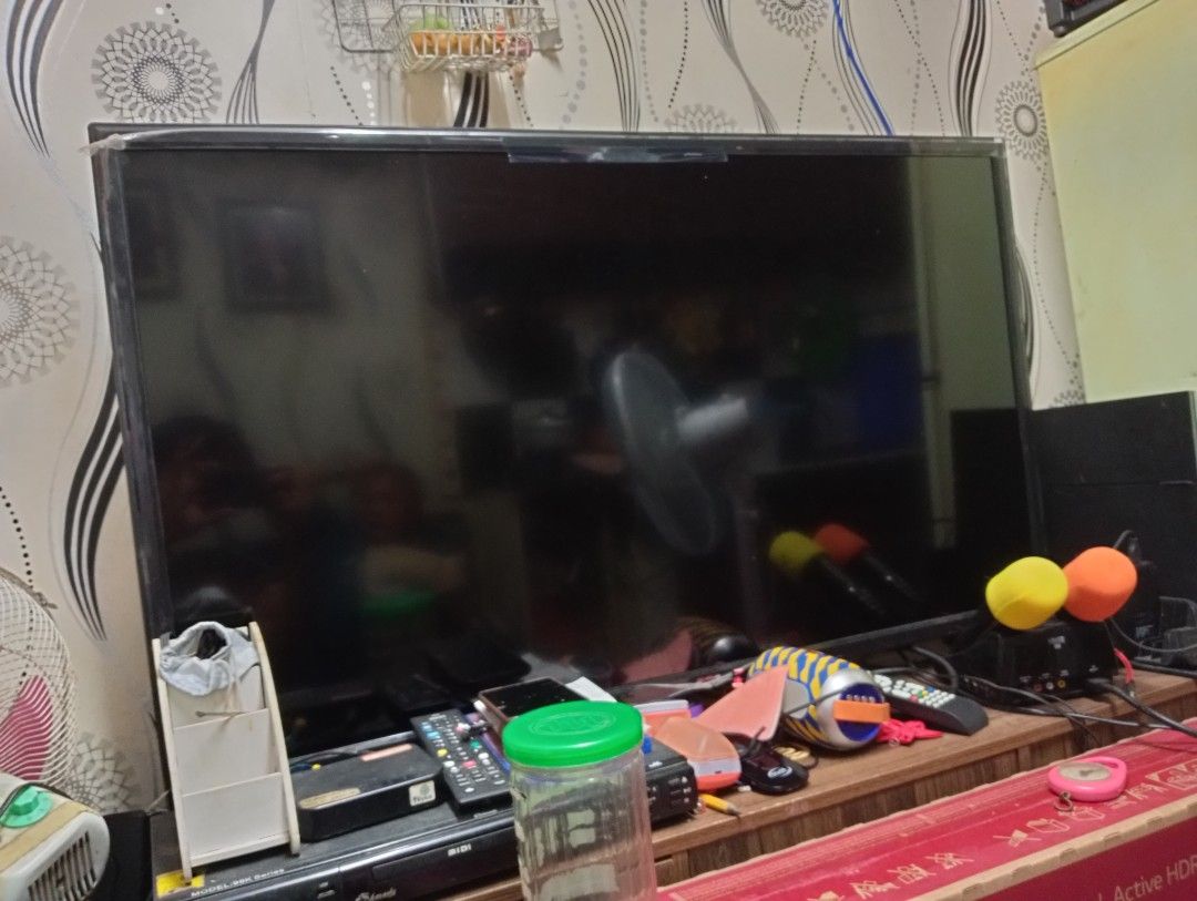 Icon 50 inch smart tv (Category: TV) located in Manila. Submitted by rpl009 (Listing ID 1201655330, Image 2). Description: Bought on october 2022 No issues smooth sa netflix, youtube and other streaming apps pwede mag-light browsing sa chrome pero limited ang ram kaya hindi pwede videos doon.