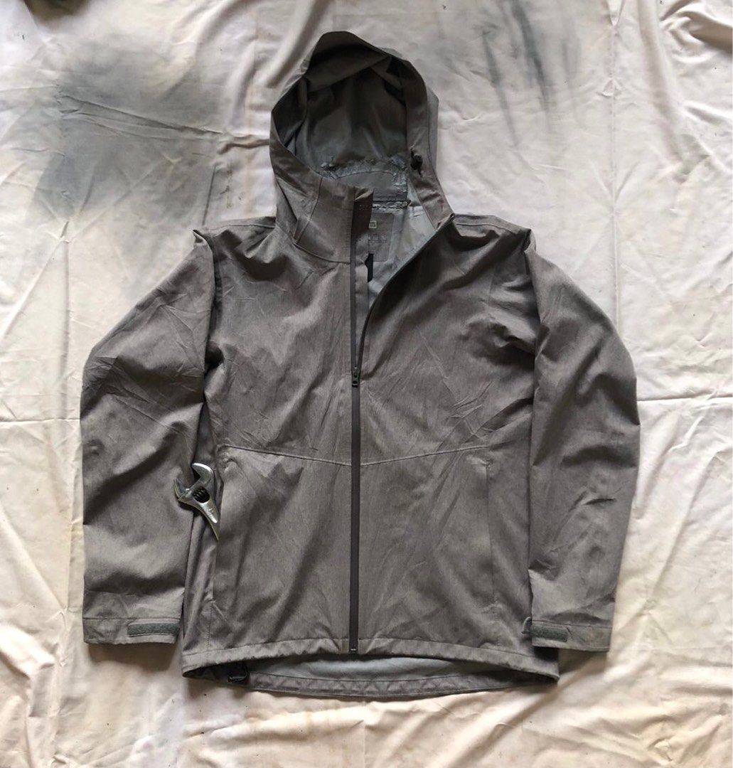 Jaket Uniqlo Blocktech Waterproof Windbreaker Fesyen Pria Pakaian Baju Luaran di Carousell
