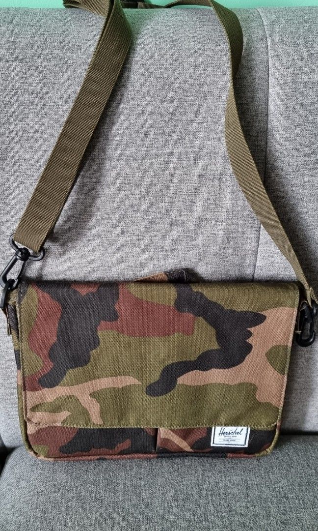 Herschel sling shop bag for men