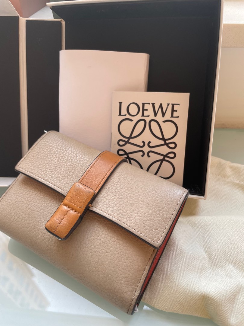 Loewe 銀包loewe small vertical wallet in soft grained, 女裝, 手袋