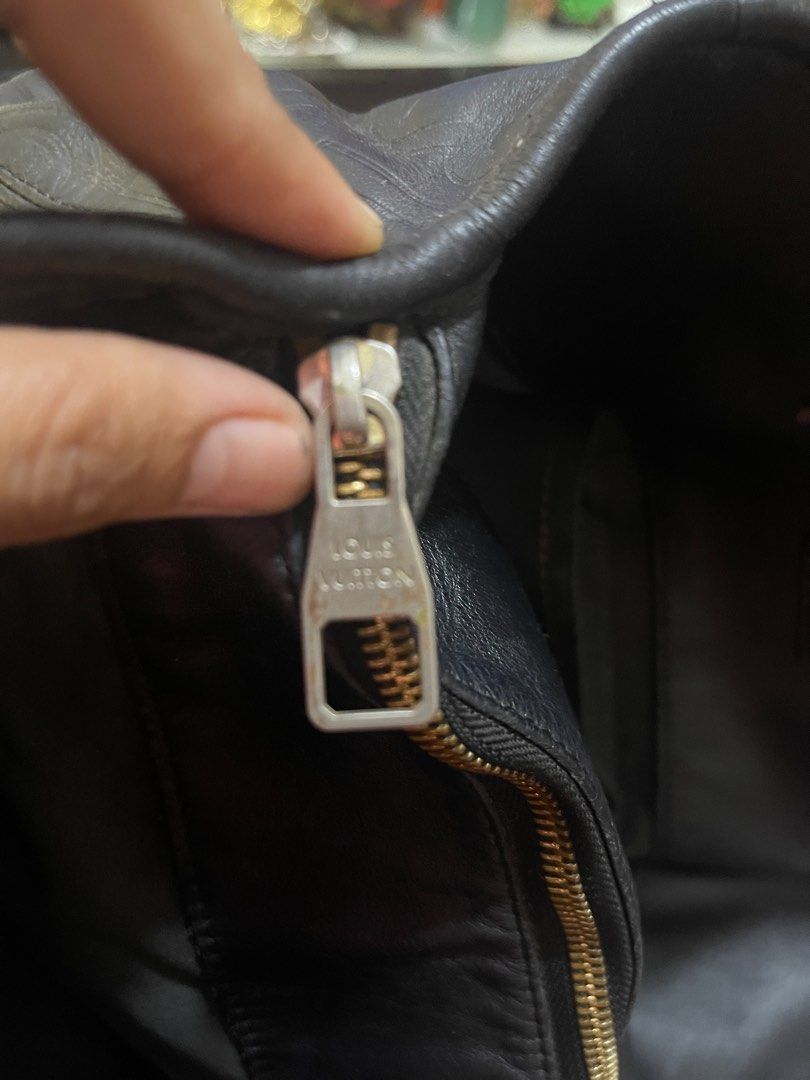 LV AUTOM HIVER LIMITED EDITION (Category: Luxury Bags & Wallets) located in Calamba. Submitted by angelspetdogs (Listing ID 1201665383, Image 3). Description: Lv limited edition in good conditoon gamuza ang loob with code hindi binabakbak maganda ang leather pang matagalan check nyo na lng kc di ako marunong mag authenticate tnx.