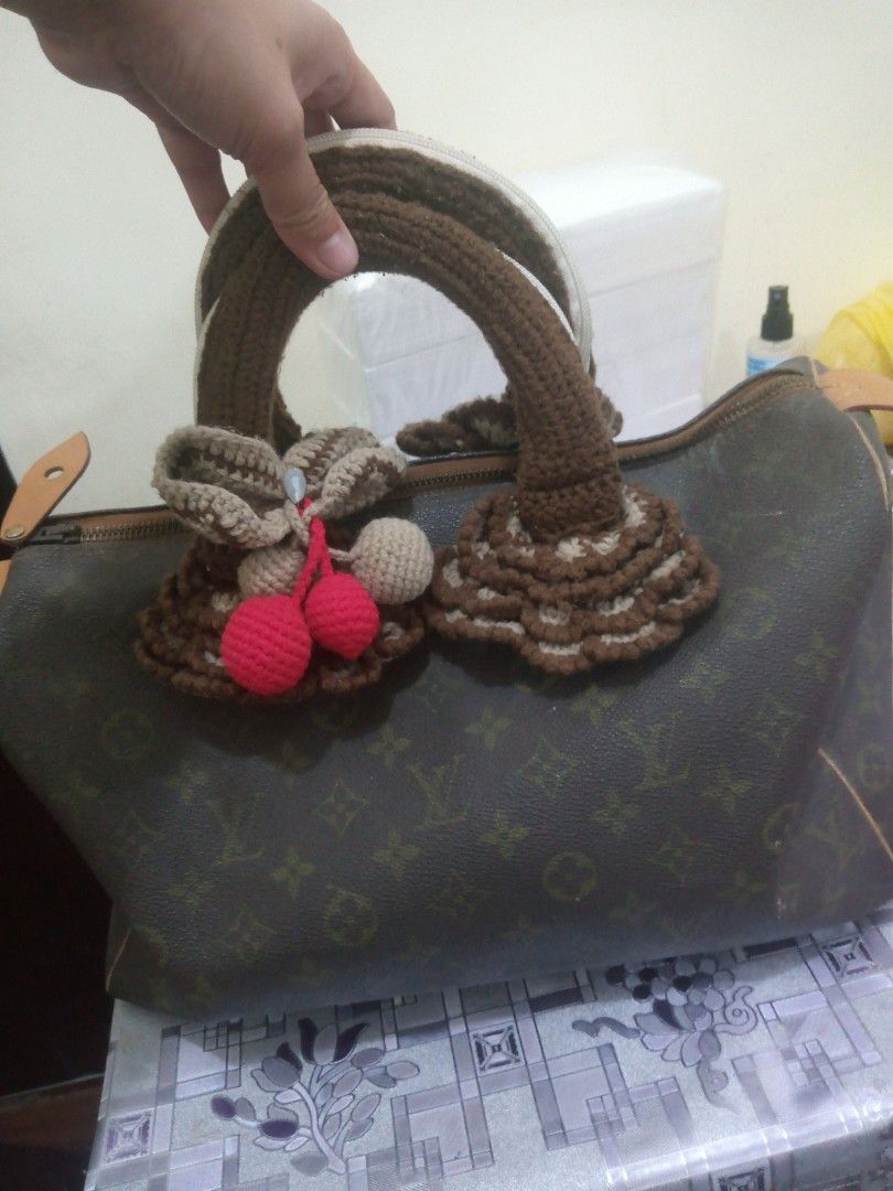 LV with Eclair Zipper, 35 inche (Category: Luxury Bags & Wallets) located in Quezon City. Submitted by bebenico (Listing ID 1201677116, Image 3). Description: already repaired by a bag spa which I have paid around 2k, still beautiful and very much presentable it has an eclair zipper, one indication that this is an LV vintage bag price comes with crochet handle that i spent around 1k rfs: decluttering.