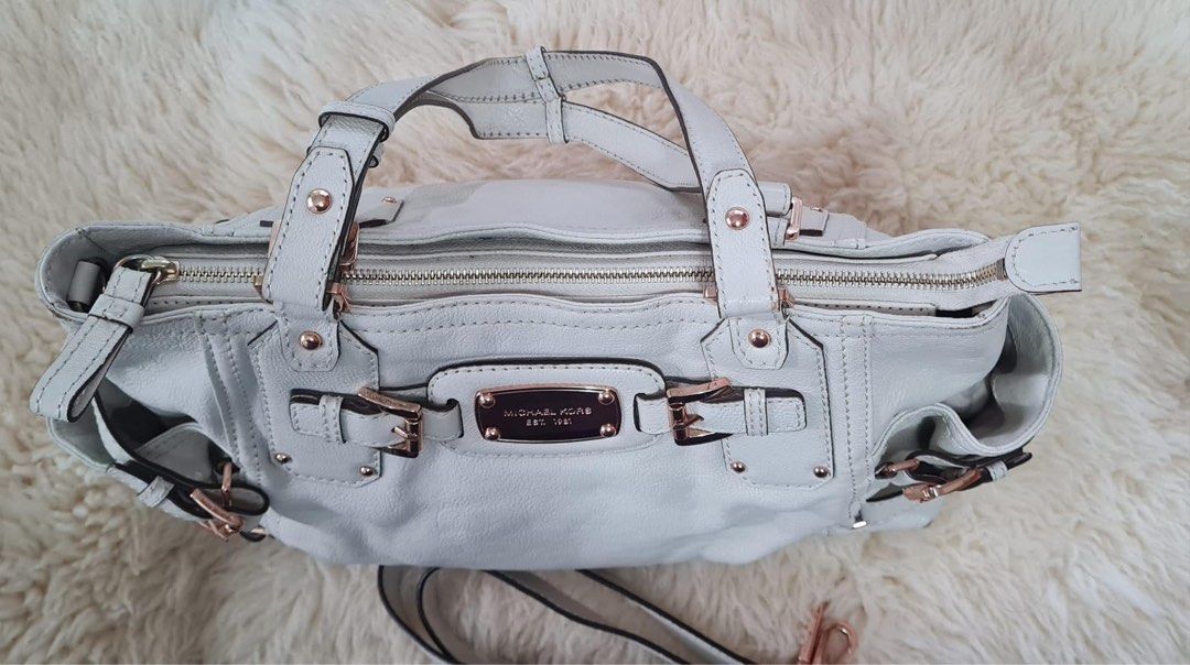 Michael Kors White Two-Way Bag (Category: Luxury Bags & Wallets) located in Quezon City. Submitted by rebekkapacs29 (Listing ID 1201767942, Image 3). Description: Preloved Michael Kors two way bag. Very beautiful and functional. 9/10. Yours for 4,000 php.