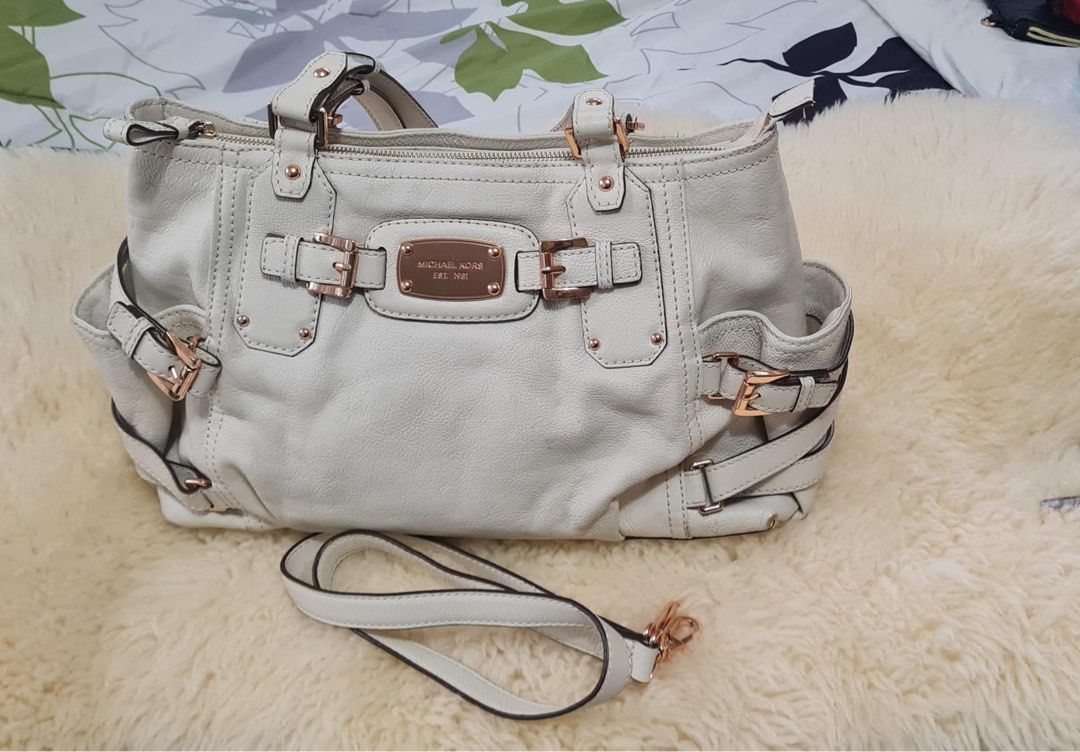 Michael Kors White Two-Way Bag (Category: Luxury Bags & Wallets) located in Quezon City. Submitted by rebekkapacs29 (Listing ID 1201767942, Image 2). Description: Preloved Michael Kors two way bag. Very beautiful and functional. 9/10. Yours for 4,000 php.