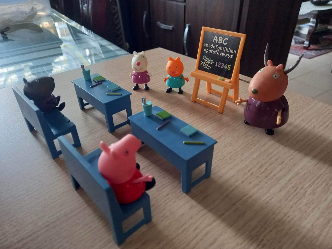 Peppa Pig classroom set original, Hobbies & Toys, Toys & Games on Carousell