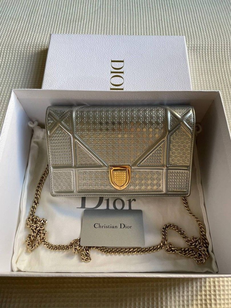 Diorama wallet on chain gold store