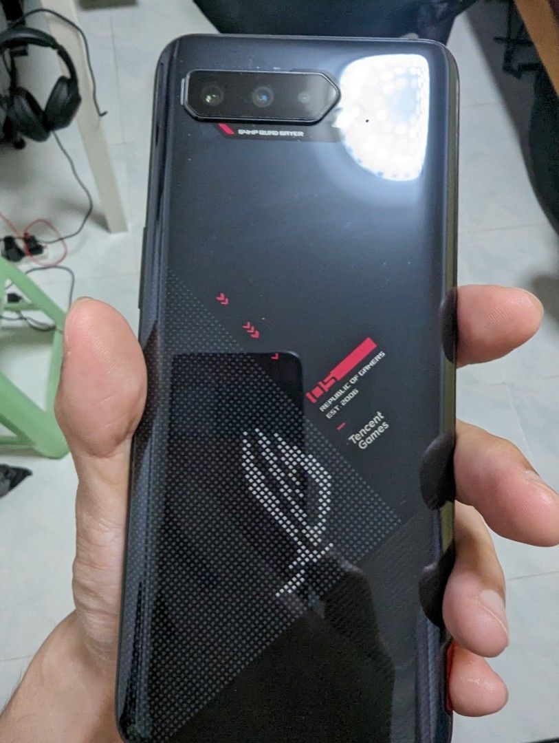 ROG phone 5 (Cracked screen but still works), Mobile Phones
