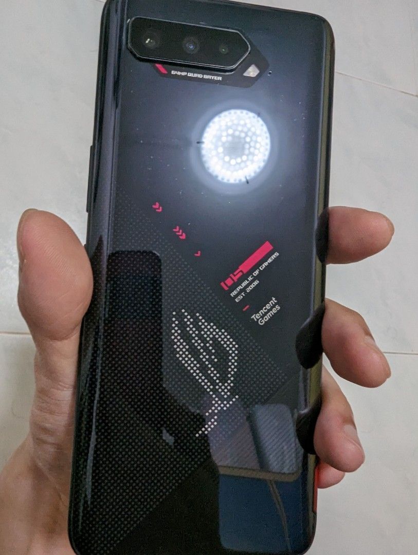 ROG phone 5 (Cracked screen but still works), Mobile Phones