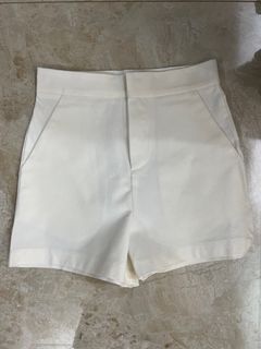 White Shorts Celana Pendek Putih