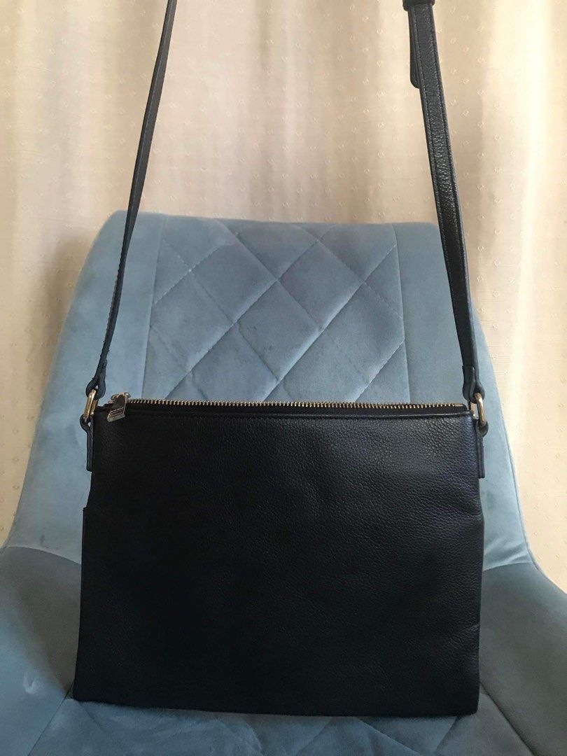 BanaBana Classic Sling (Category: Cross-body Bags) located in Cagayan de Oro. Submitted by borse_de_amore (Listing ID 1201908658, Image 3). Description: BanaBana Classic Sling Rank AB++ no major flaws. Minor rub only on Corner not halata. Genuine leather very classy design. Fits Long Wallet and Big fones etc. gold pa hardware malinis interior and Lots of compartment. With Magnetic closure and Zippered closure 🏷1,680 Only MOP: 🚫No Shopee Checkou
