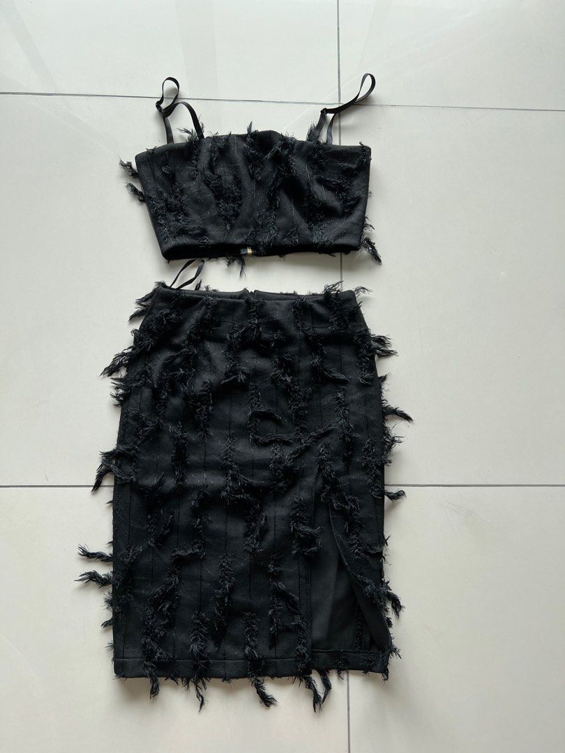 Button and thread set (Category: Sets or Coordinates) located in Georgetown. Submitted by kaisingg (Listing ID 1201916164, Image 1). Description: .