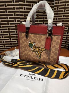 Coach Tote Bag Zip Authentic Original Signature handbag beg jenama, Women's  Fashion, Bags & Wallets, Tote Bags on Carousell