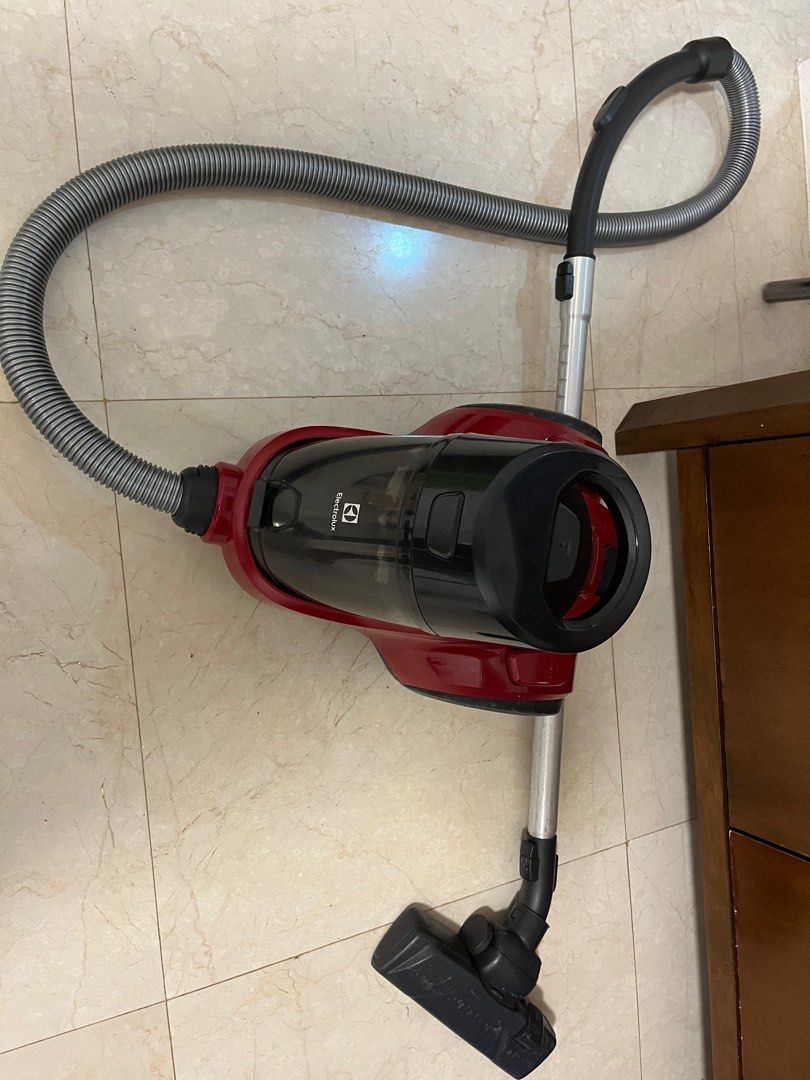 Electrolux Bagless Vacuum Cleaner, TV & Home Appliances, Vacuum Cleaner & Housekeeping on Carousell