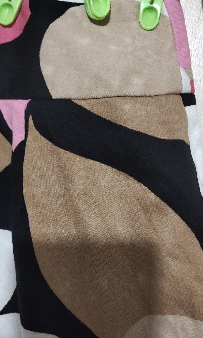 Floral skirt (Category: Skirts) located in Taguig. Submitted by glaigee (Listing ID 1201911796, Image 3). Description: Floral skirt up to 28 waistline. With minimal and unnoticeable discoloration..